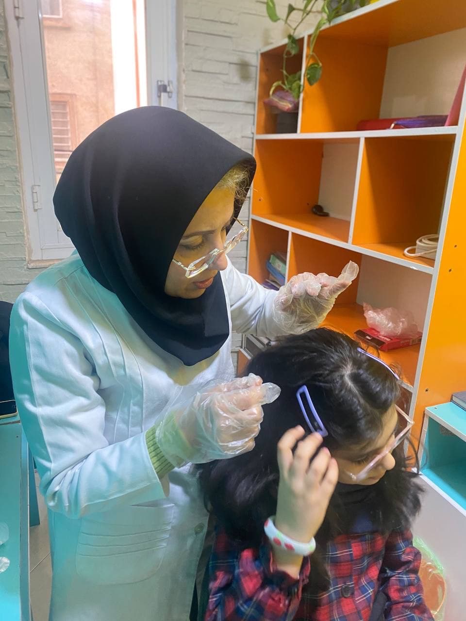 معاینات دوره ای مو توسط مربی بهداشت